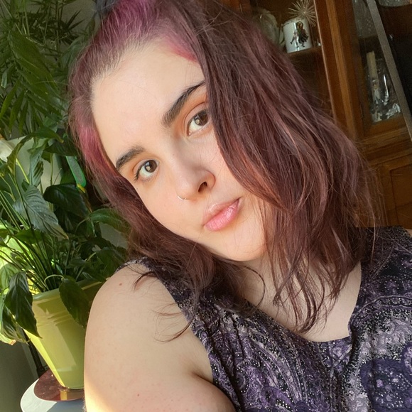 Meet your Posher, Angelina - Picture 1 of 1